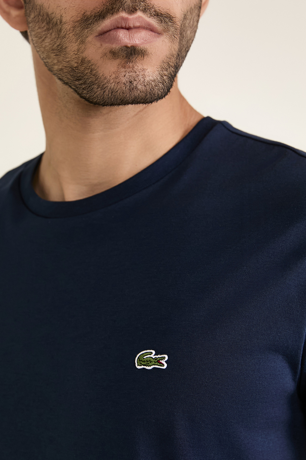 תמונת תקריב דוגמן של חולצת טי LACOSTE