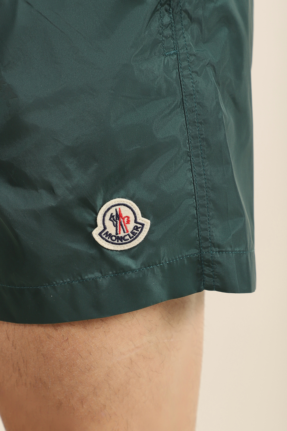 תמונת תקריב דוגמן של מכנסי בגד ים MONCLER