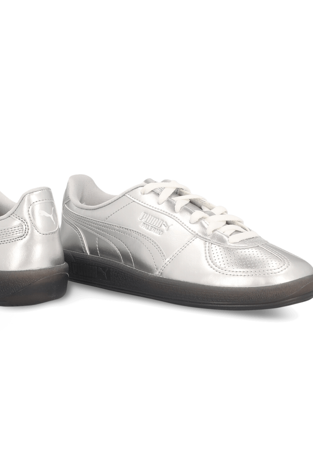 תמונת תקריב של נעלי סניקרס PUMA