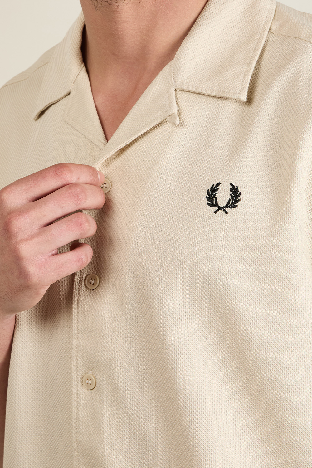 תמונת תקריב דוגמן של חולצה מכופתרת קצרה FRED PERRY