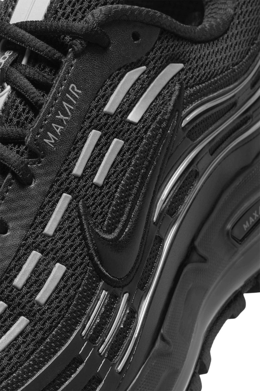 תמונת תקריב של נעלי סניקרס אייר מקס טי. אל 2.5 NIKE