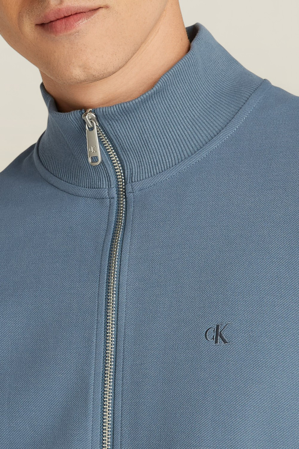 תמונת תקריב דוגמן של סווטשירט בסגירת רוכסן CALVIN KLEIN