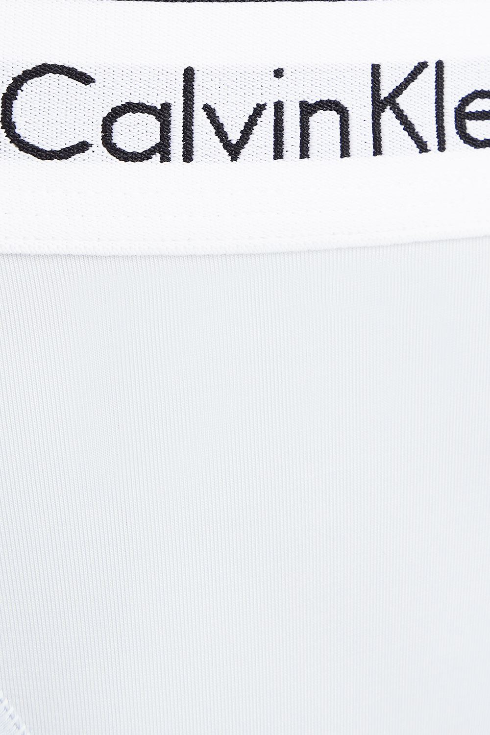 תמונת תקריב של תחתוני חוטיני CALVIN KLEIN