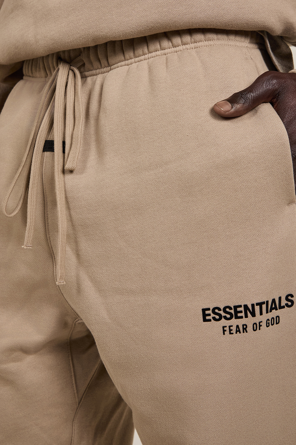 תמונת דוגמן אחורית של מכנסי ג'וג FEAR OF GOD ESSENTIALS
