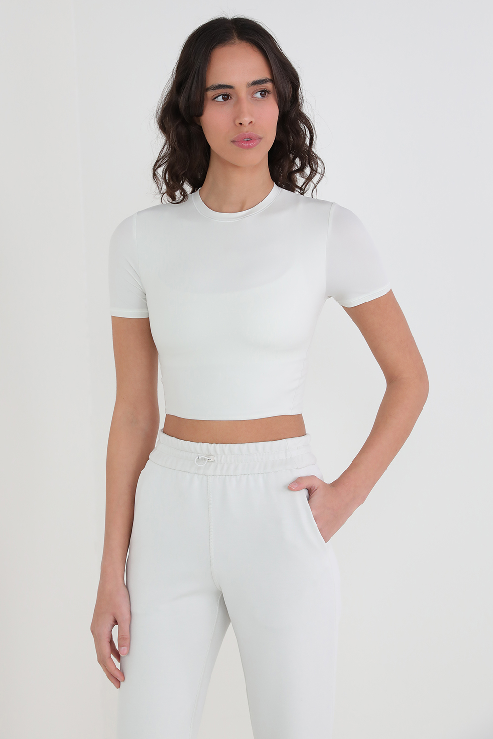 תמונת דוגמן קידמית של Wundermost Crewneck Cropped T-Shirt