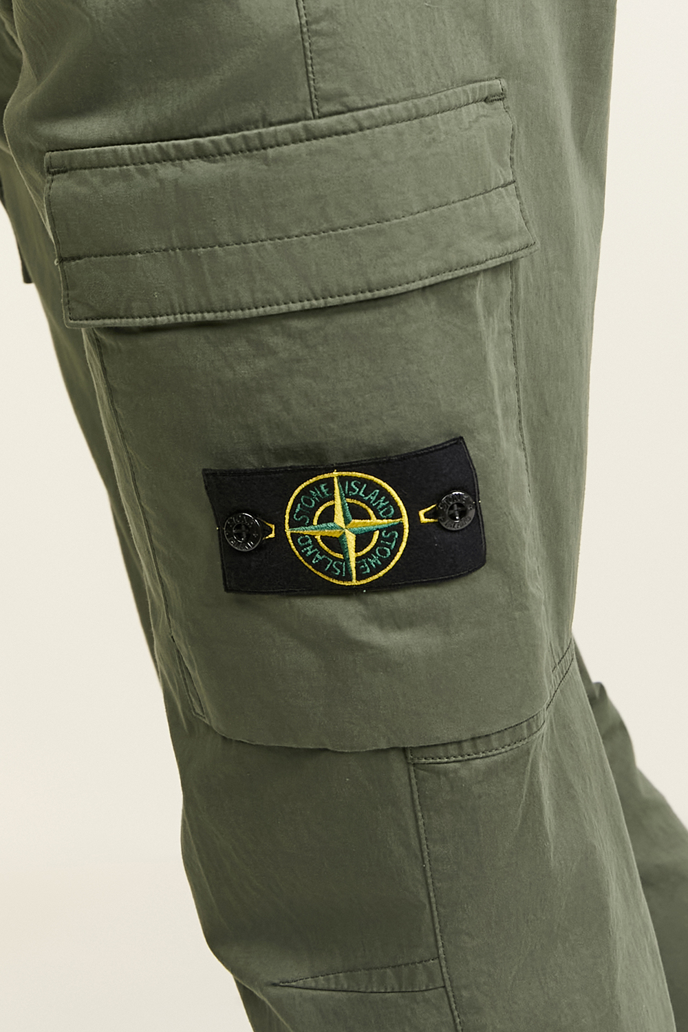 תמונת תקריב דוגמן של מכנסי קרגו STONE ISLAND