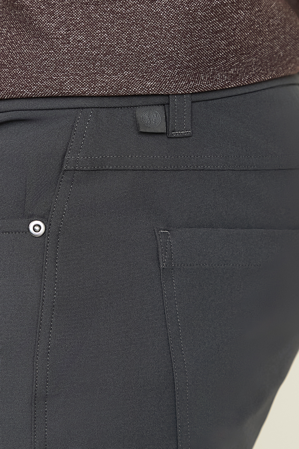 תמונת תקריב דוגמן של ABC Slim-Fit Pant 32" Warpstreme LULULEMON