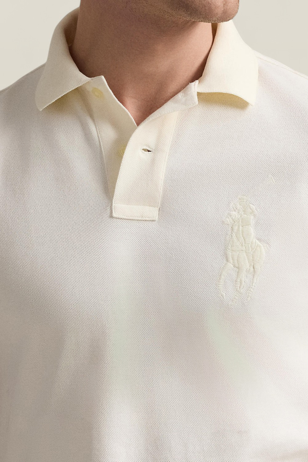 תמונת תקריב דוגמן של חולצת פולו סלים פיט POLO RALPH LAUREN