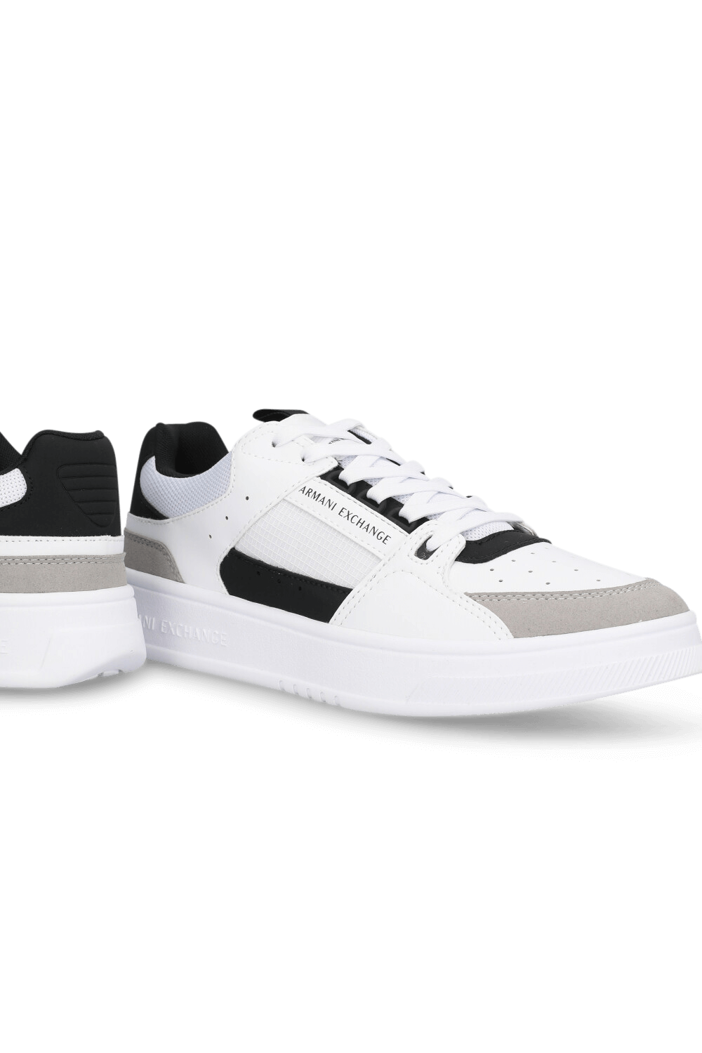תמונת תקריב של נעלי סניקרס ARMANI EXCHANGE