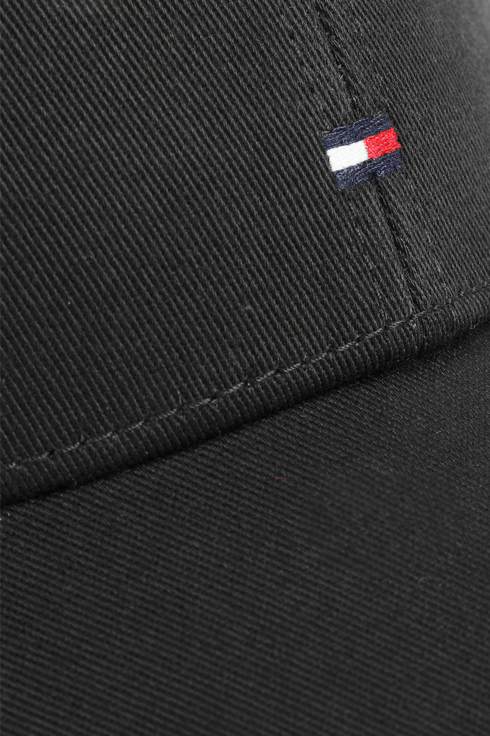 תמונת תקריב של כובע מצחייה TOMMY HILFIGER