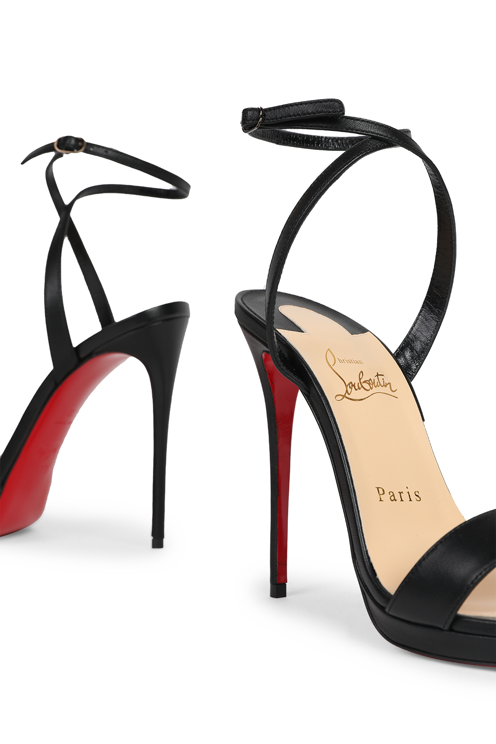 תמונת תקריב של סנדלי עקב מעור בצבע שחור CHRISTIAN LOUBOUTIN