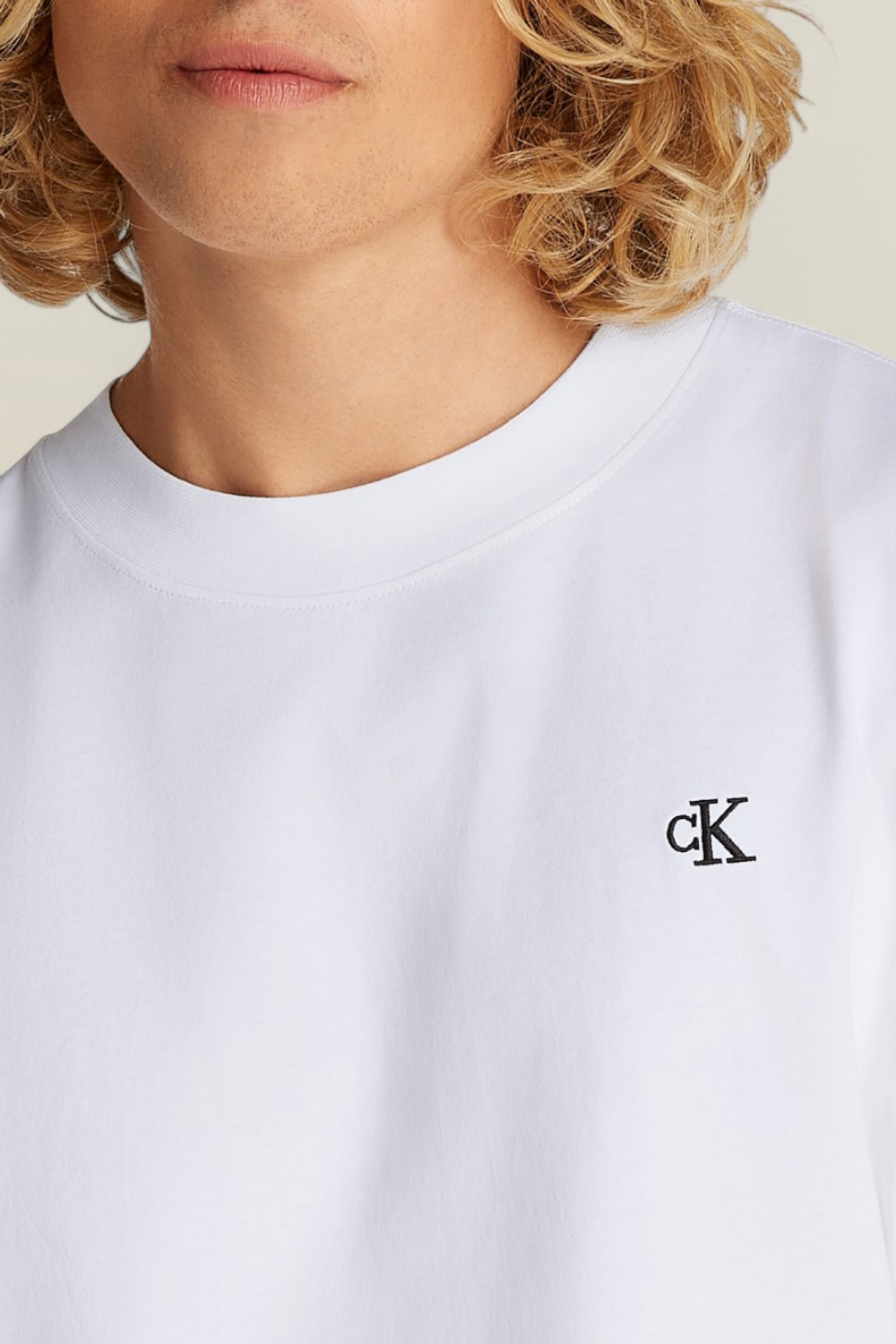 תמונת תקריב דוגמן של חולצת טי CALVIN KLEIN