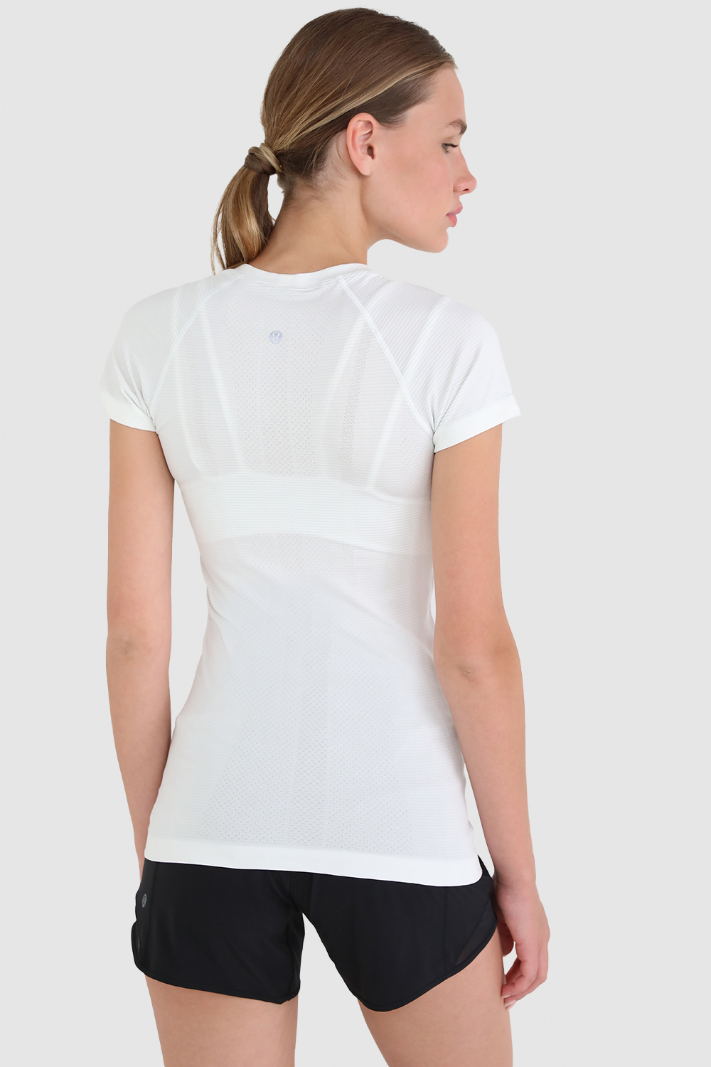 תמונת דוגמן אחורית של Swiftly Tech Short Sleeve 2.0
