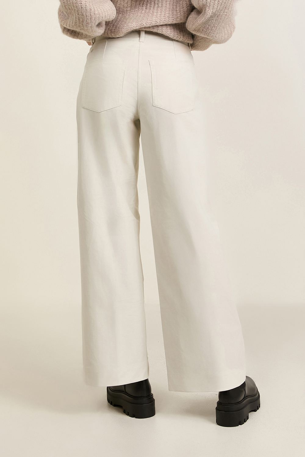 תמונת דוגמן אחורית של City Sleek Utilitech Extra-Wide-Leg Pant *Regular LULULEMON