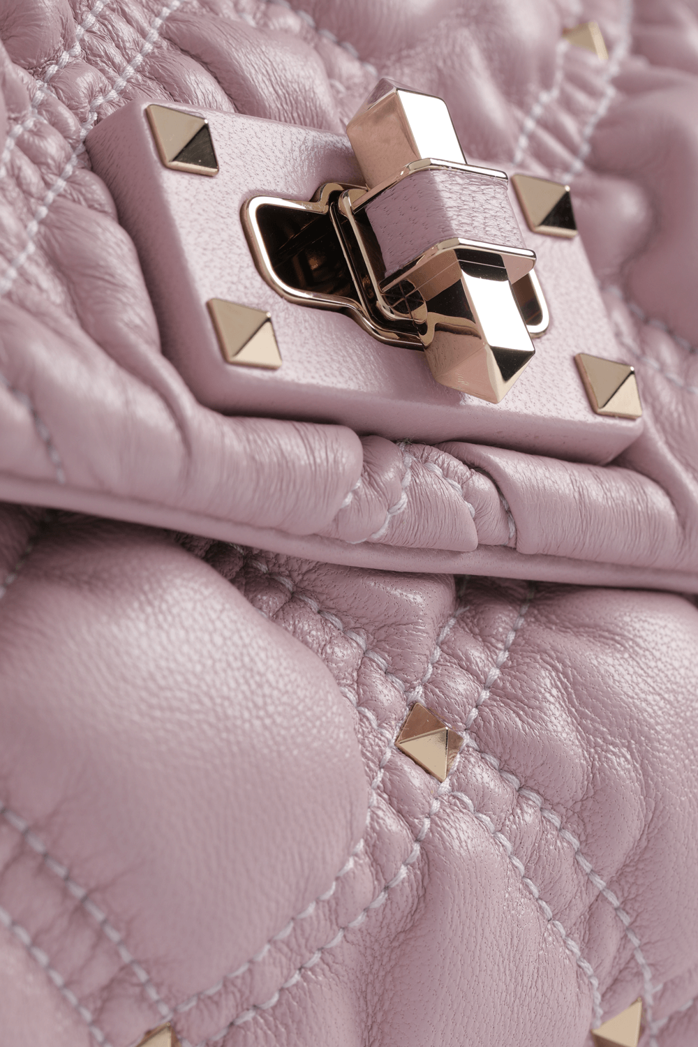 תמונת תקריב של Small SpikeMe Chain Bag in Light Purple VALENTINO GARAVANI