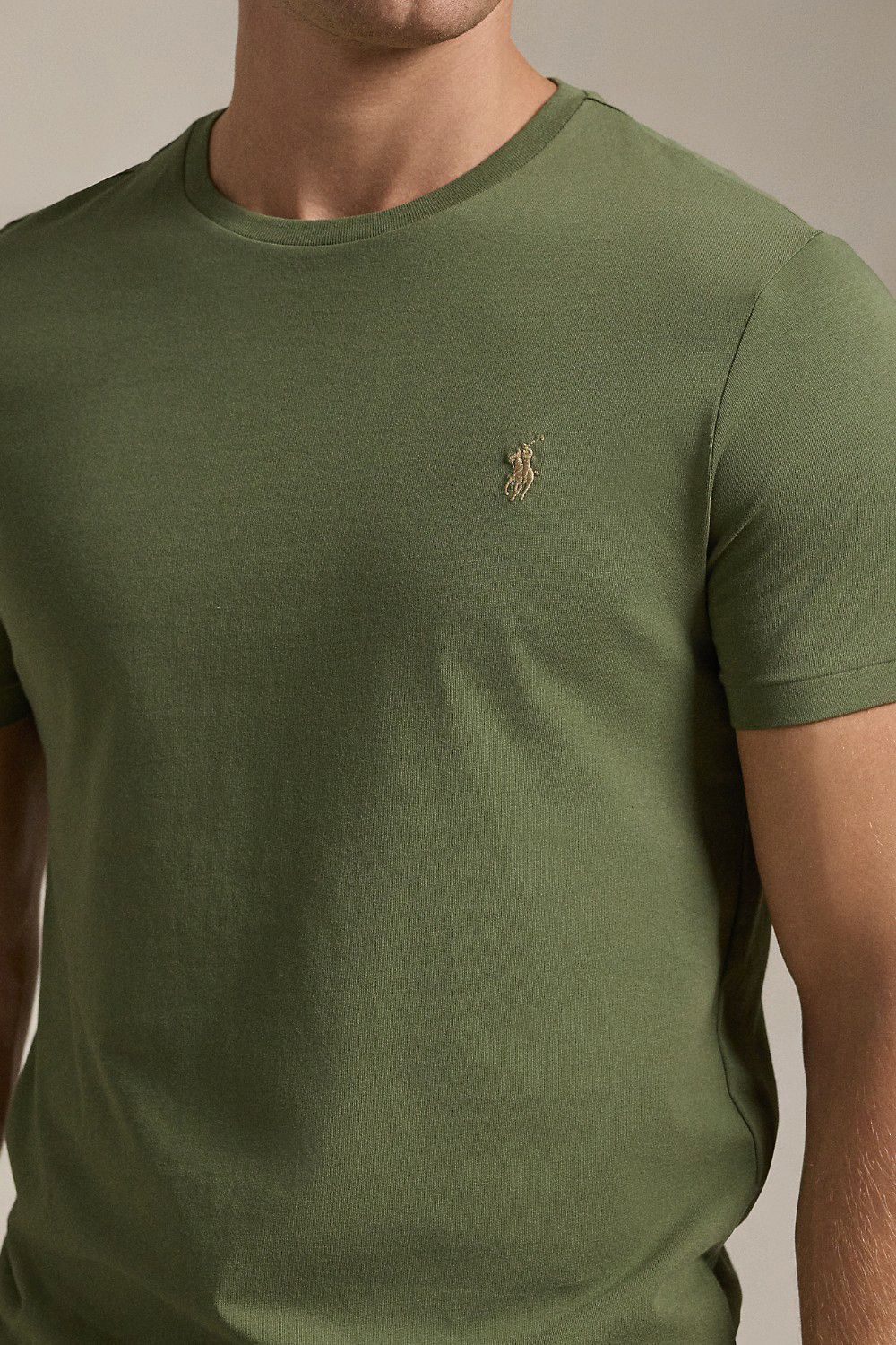 תמונת תקריב דוגמן של חולצת טי סלים פיט POLO RALPH LAUREN