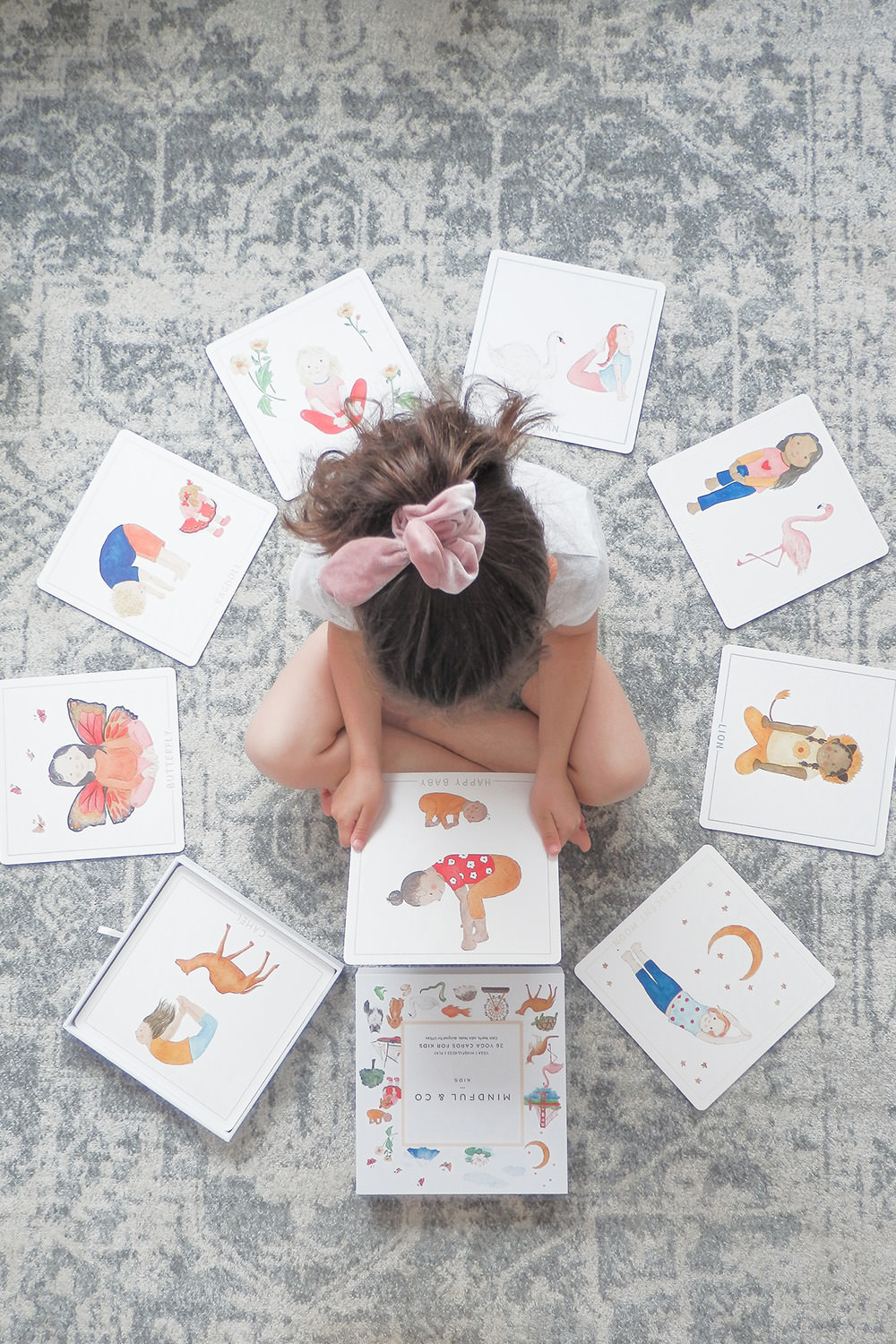 תמונת אווירה של חפיסת 26 קלפים יוגה יוניסקס MINDFUL & CO KIDS