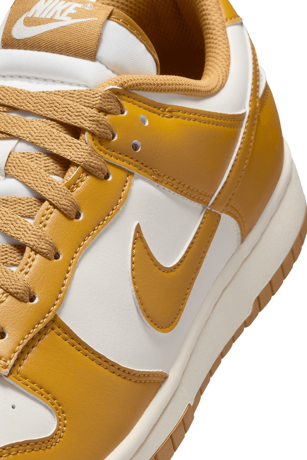 תמונת תקריב של נעלי סניקרס NIKE