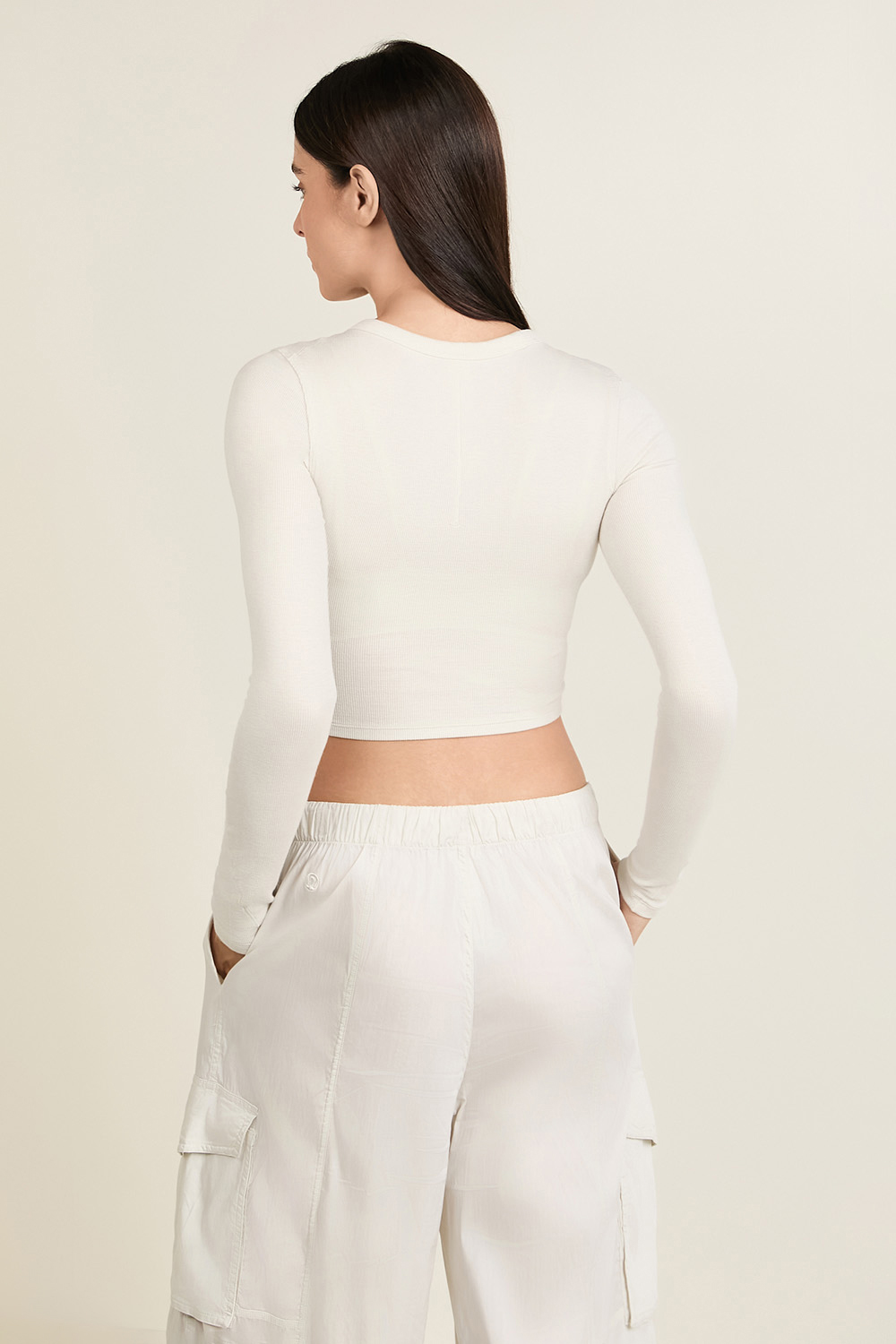 תמונת דוגמן אחורית של Hold Tight Straight-Hem Cropped Long-Sleeve Shirt LULULEMON
