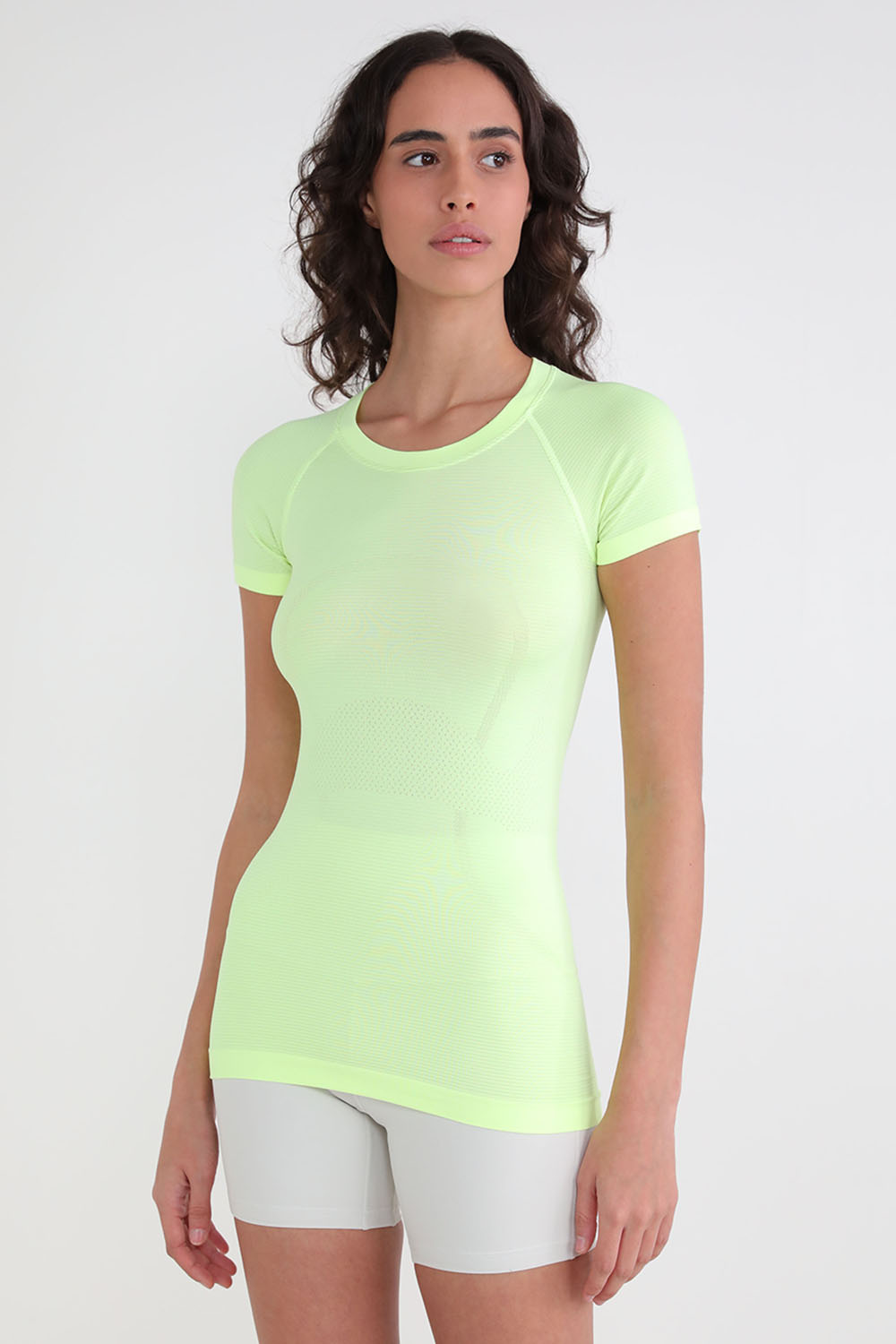 תמונת דוגמן קידמית של Swiftly Tech Cropped Short-Sleeve Shirt 2.0