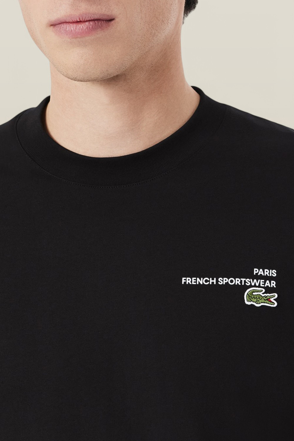 תמונת תקריב דוגמן של חולצת טי LACOSTE