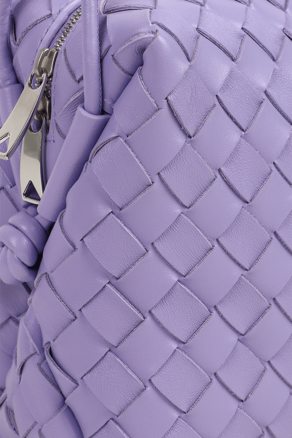 תמונת תקריב של תיק לופ קרוס ארוג מעור BOTTEGA VENETA