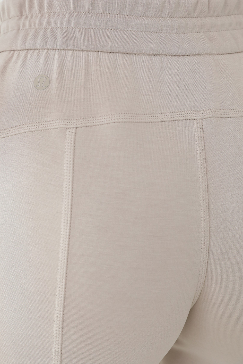 תמונת תקריב דוגמן של Softstreme™ High-Rise Pant Regular