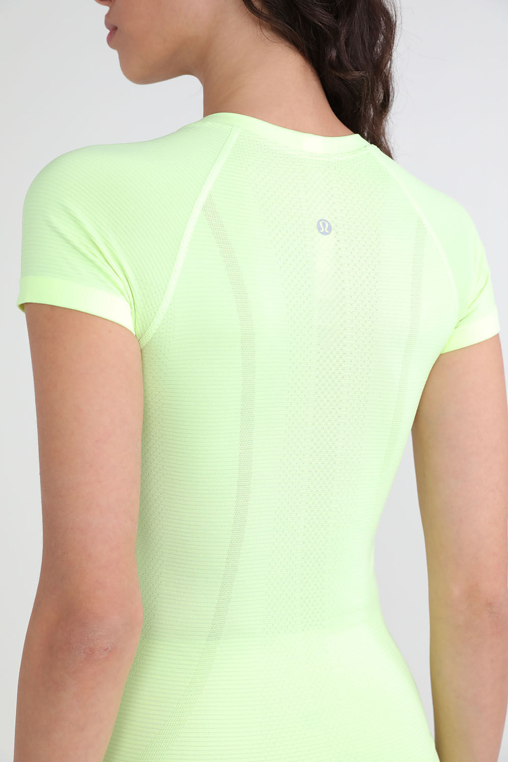 תמונת תקריב דוגמן של Swiftly Tech Cropped Short-Sleeve Shirt 2.0