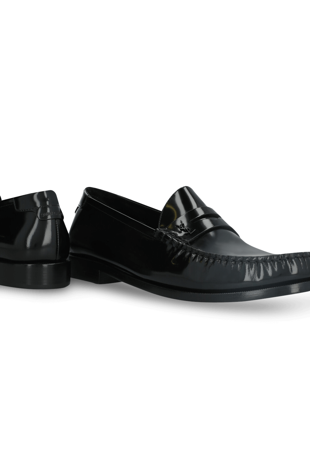 תמונת תקריב של מוקסינים מעור SAINT LAURENT