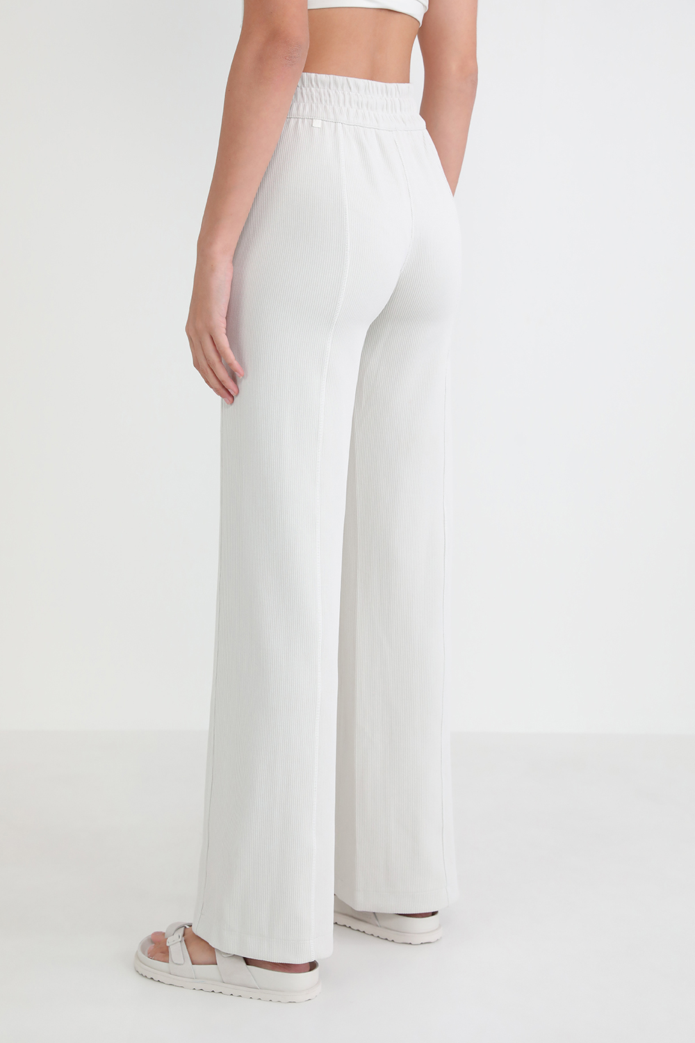 תמונת דוגמן אחורית של Ribbed Softstreme High-Rise Pant 32