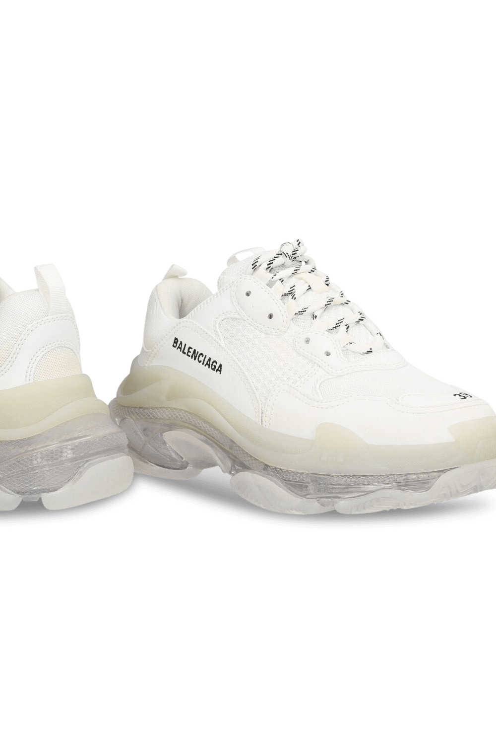 תמונת תקריב של נעלי סניקרס טריפל אס BALENCIAGA
