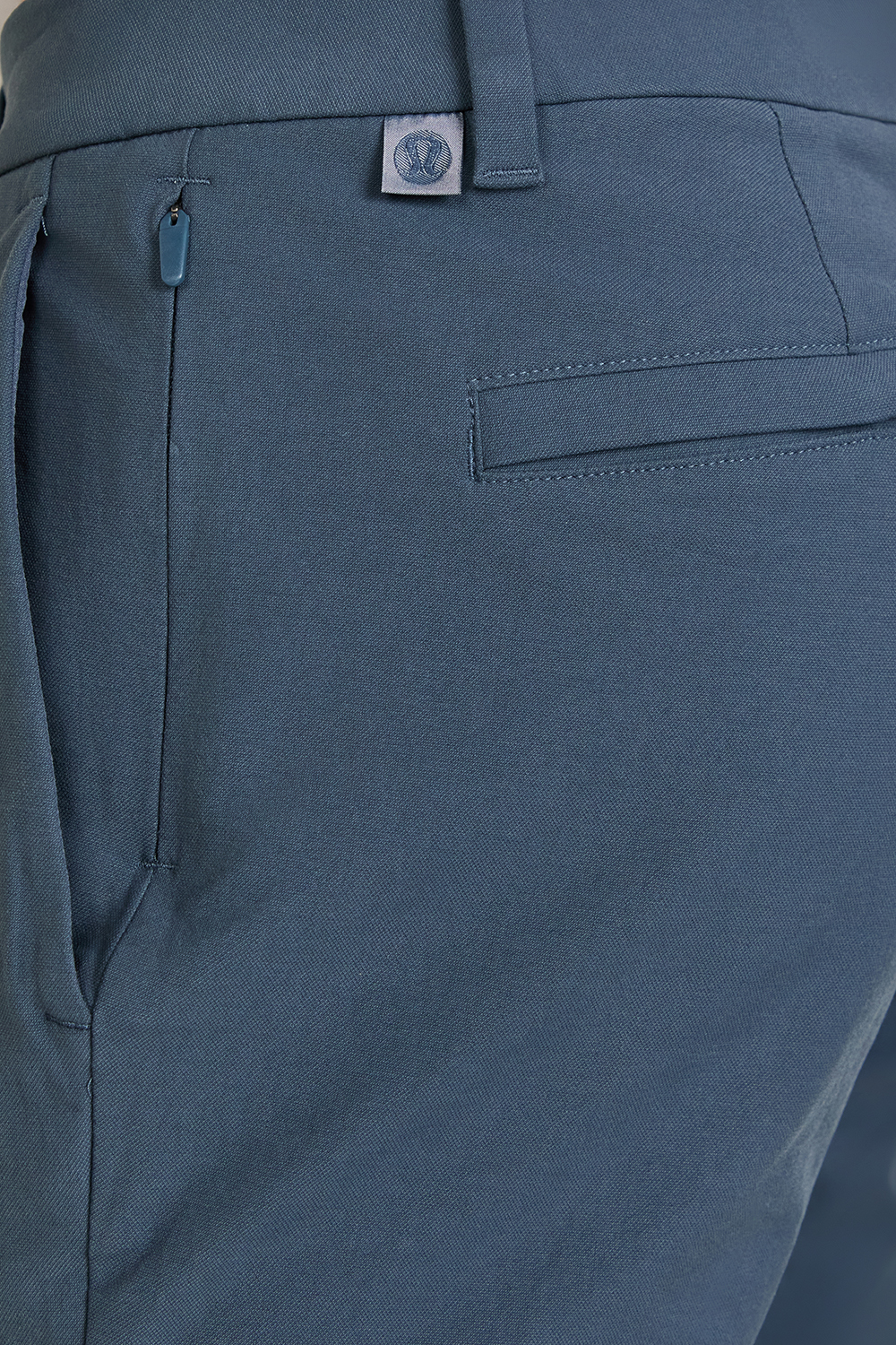 תמונת תקריב דוגמן של ABC Slim-Fit Trouser 32''L *VersaTwill LULULEMON