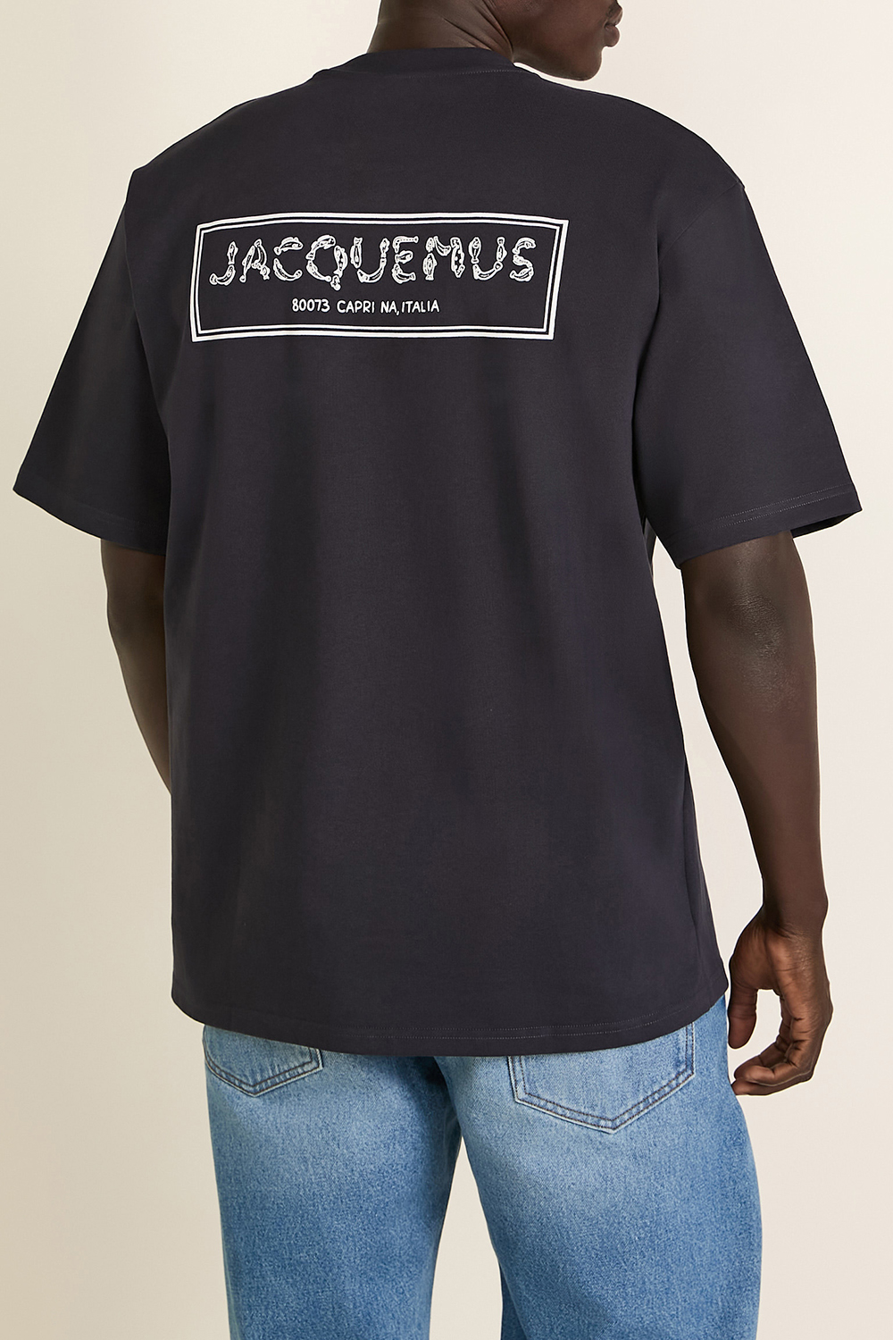 תמונת תקריב דוגמן של חולצת טי עם לוגו דייגים JACQUEMUS