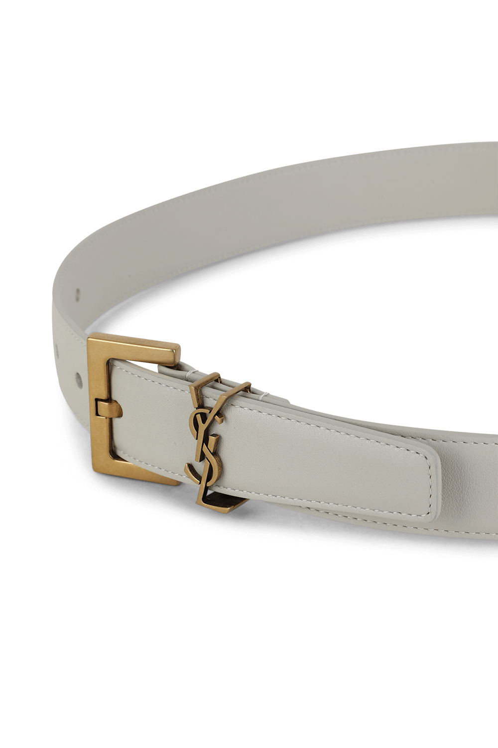 תמונת תקריב של חגורת עור עם אלמנט מטאלי SAINT LAURENT
