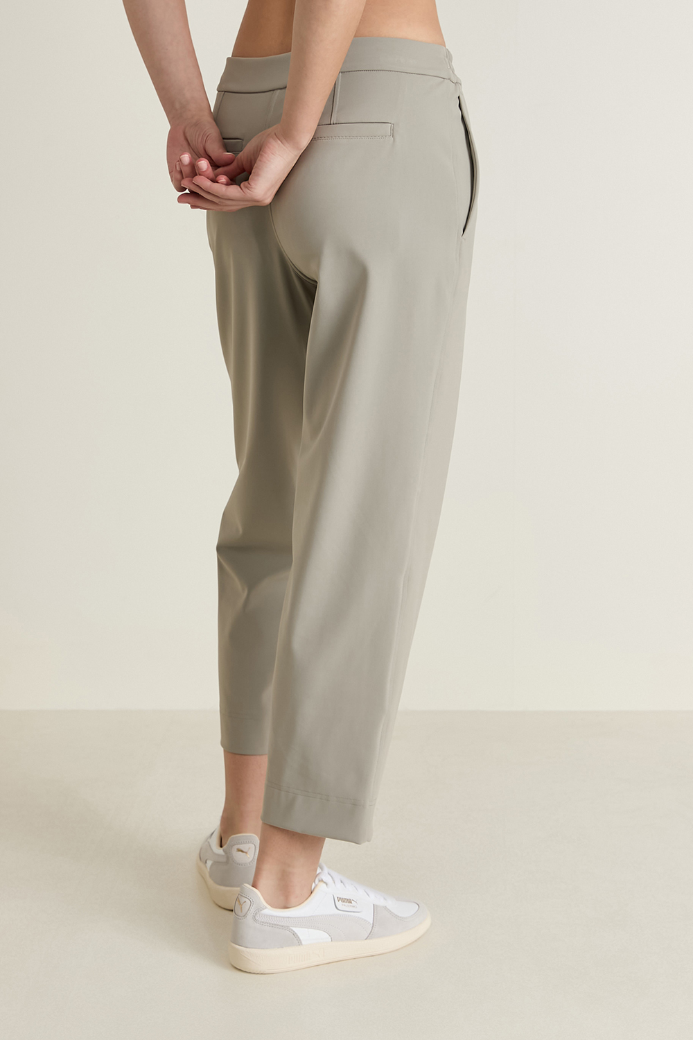 תמונת דוגמן אחורית של Tapered-Leg Mid-Rise Crop 25" *Luxtreme LULULEMON