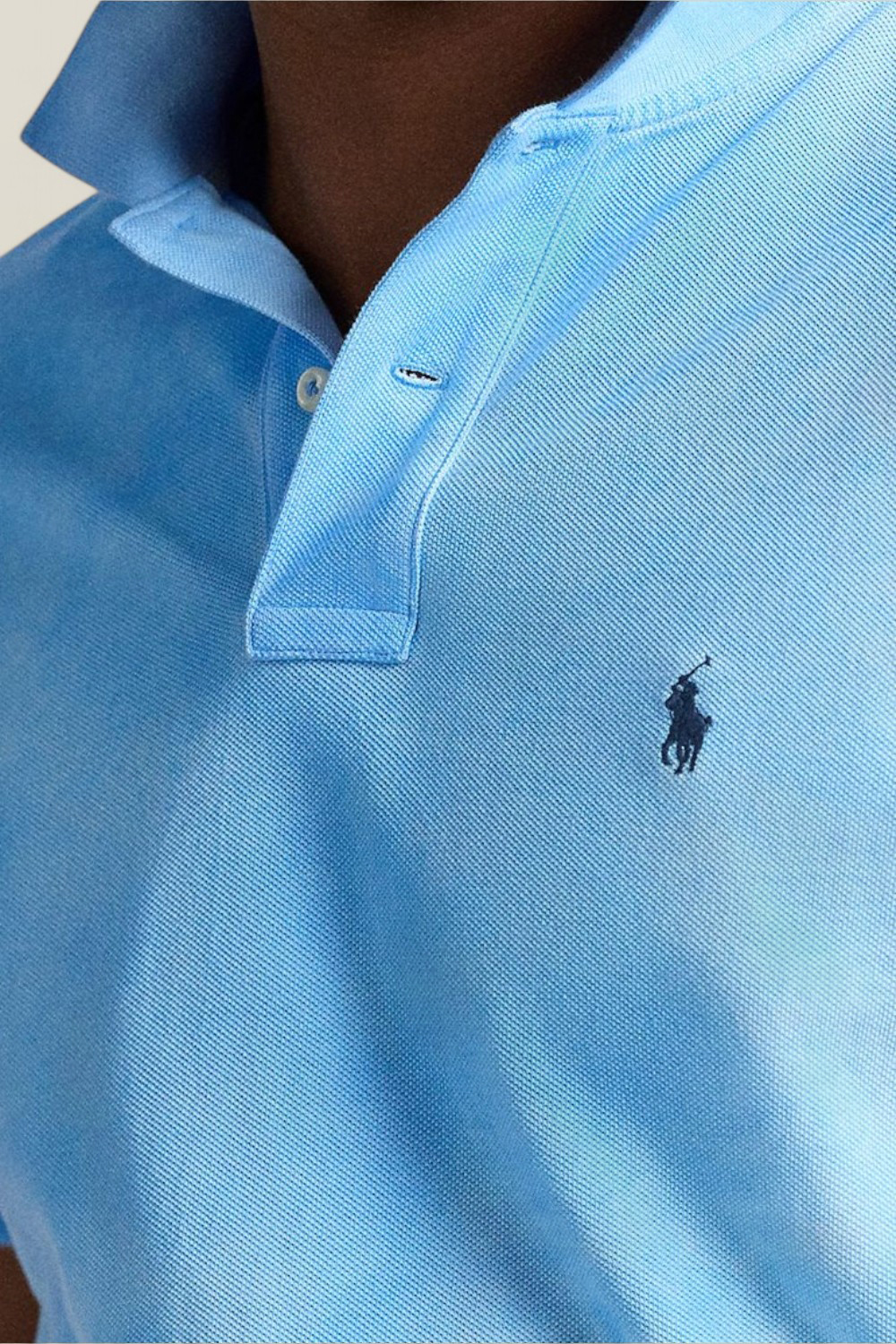תמונת תקריב דוגמן של חולצת פולו POLO RALPH LAUREN