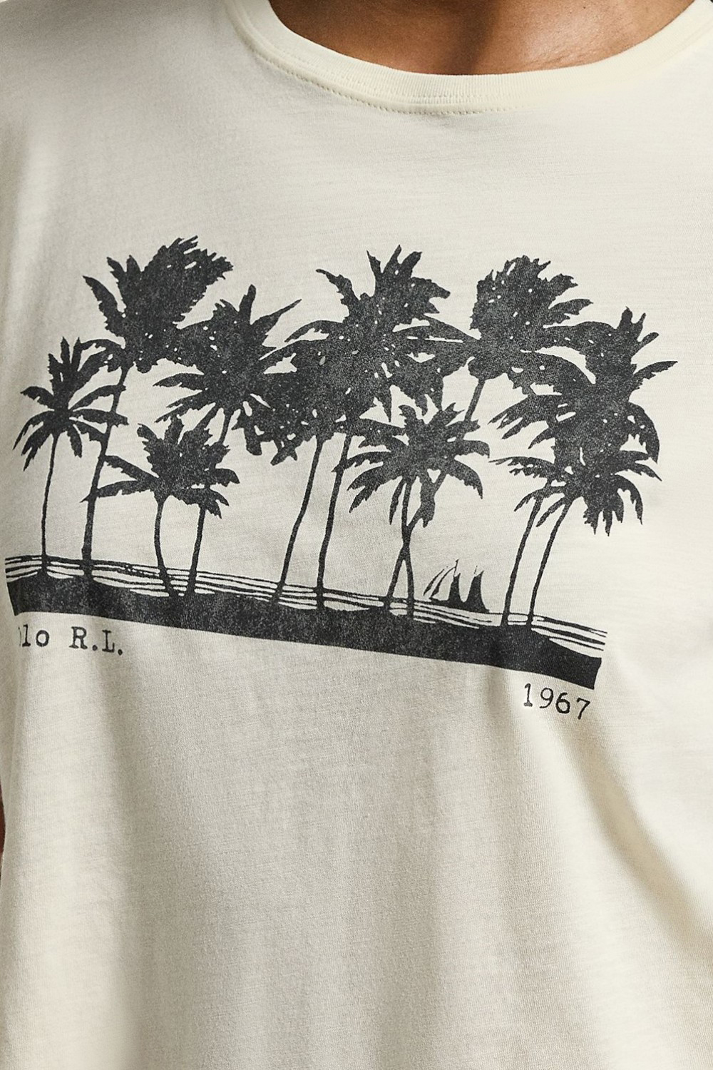 תמונת תקריב דוגמן של חולצת טי POLO RALPH LAUREN