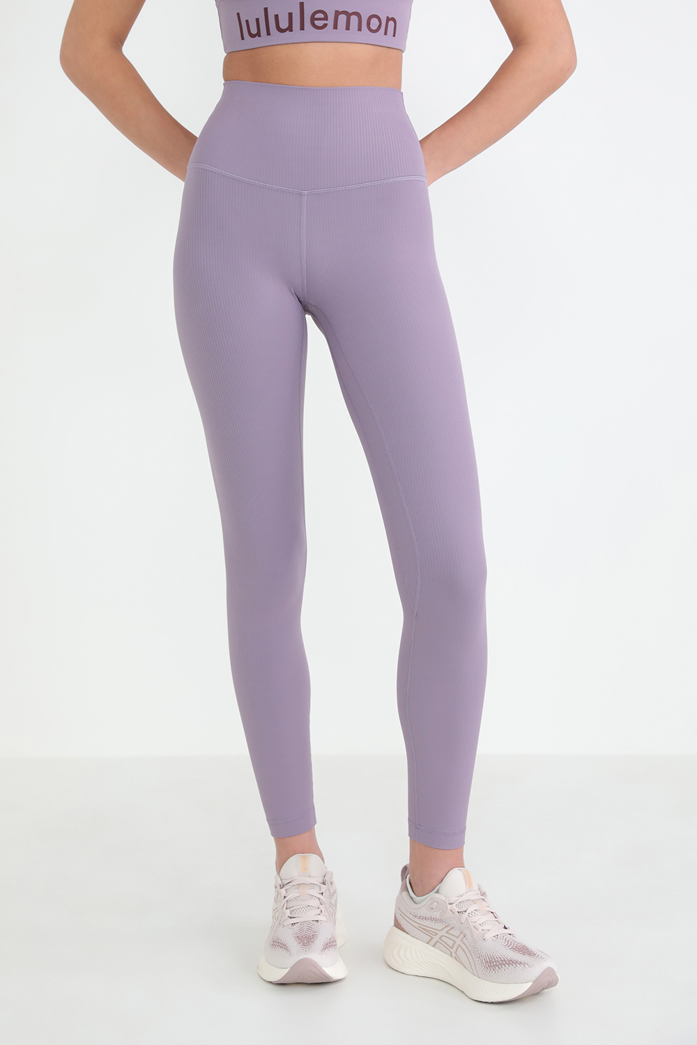 תמונת דוגמן קידמית של Align™ Ribbed High-Rise 25