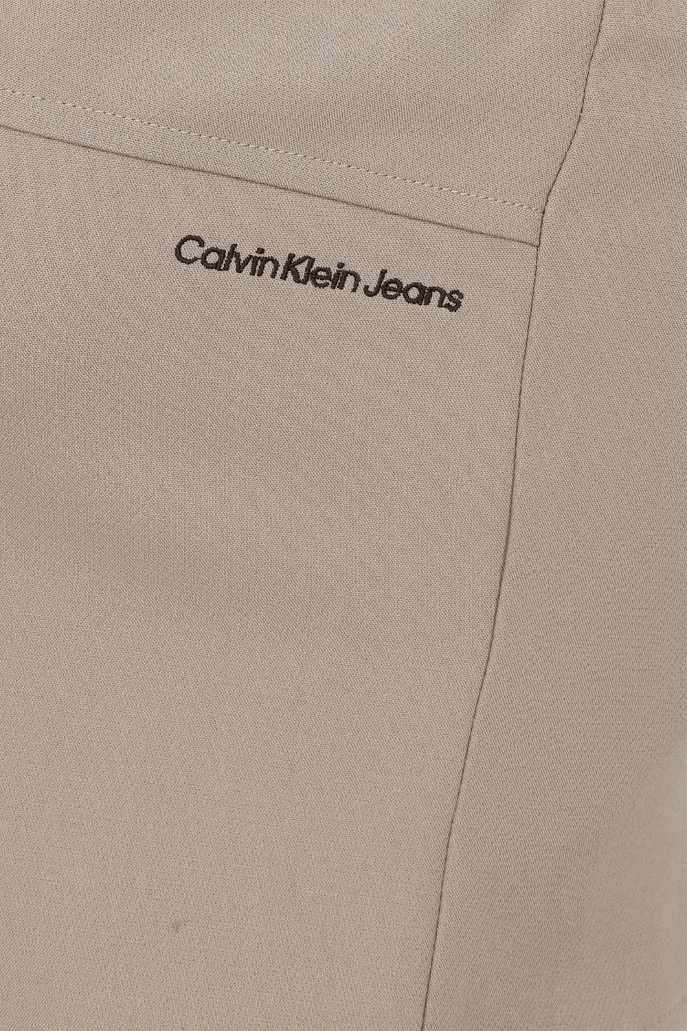 תמונה אחורית של טופ סטרפלס עם לוגו CALVIN KLEIN