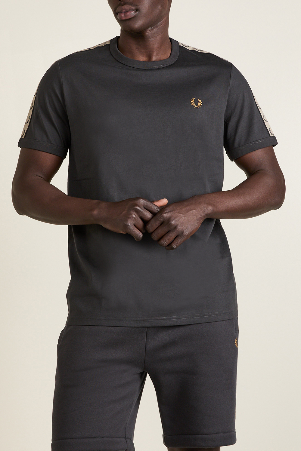 תמונת דוגמן קידמית של חולצת טי FRED PERRY