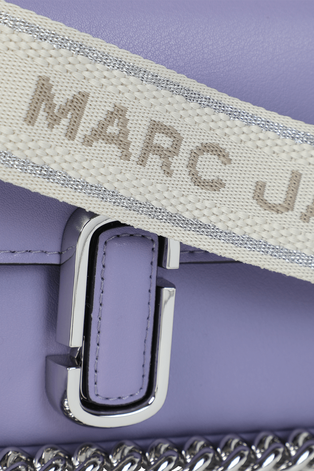 תמונת תקריב של תיק ג'יי מארק מעור בגודל מיני MARC JACOBS