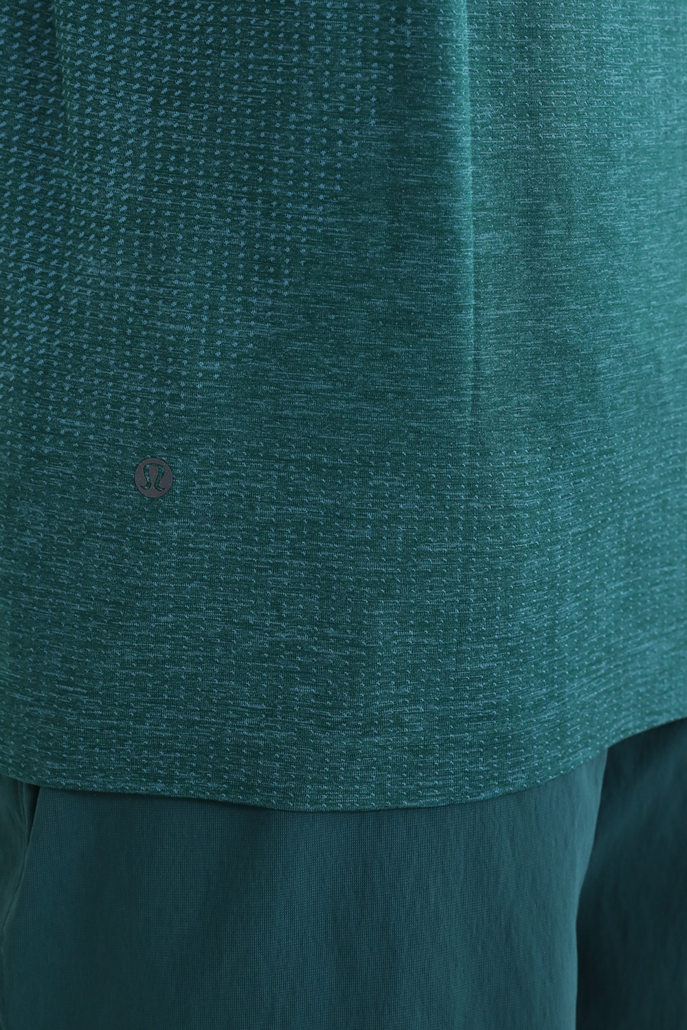 תמונת תקריב דוגמן של Metal Vent Tech Sleeveless