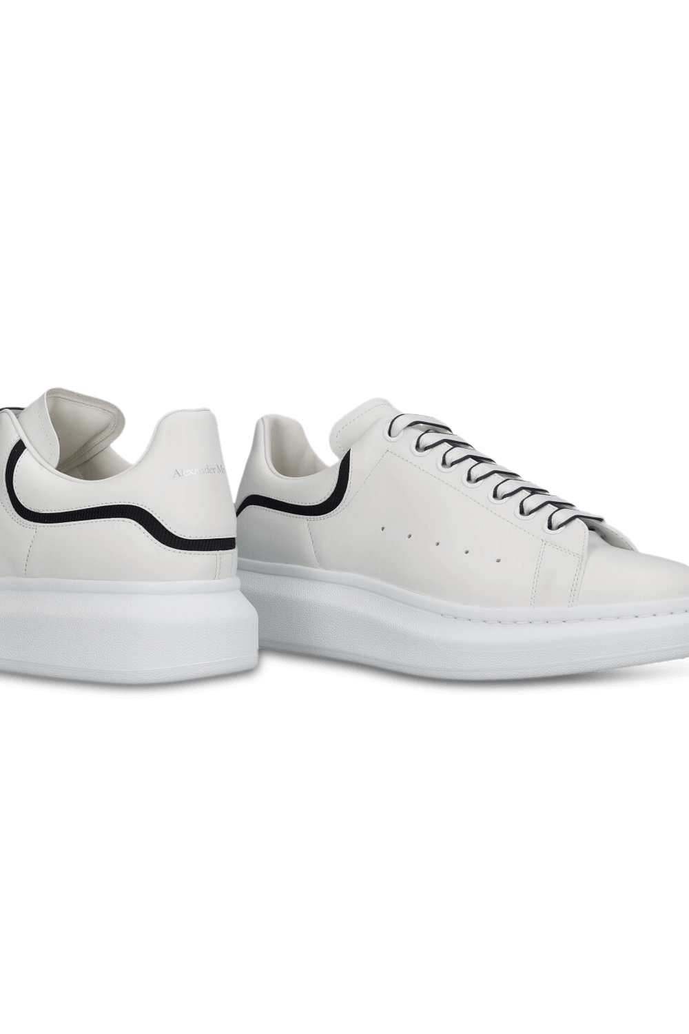 תמונת תקריב של נעלי סניקרס אוברסייז ALEXANDER MCQUEEN