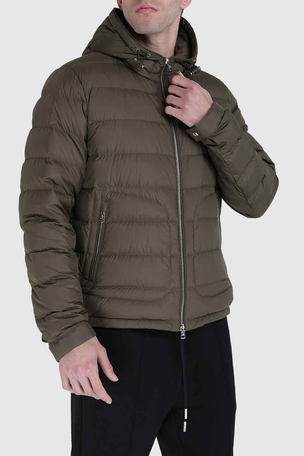 תמונת דוגמן קידמית של מעיל פוך MONCLER