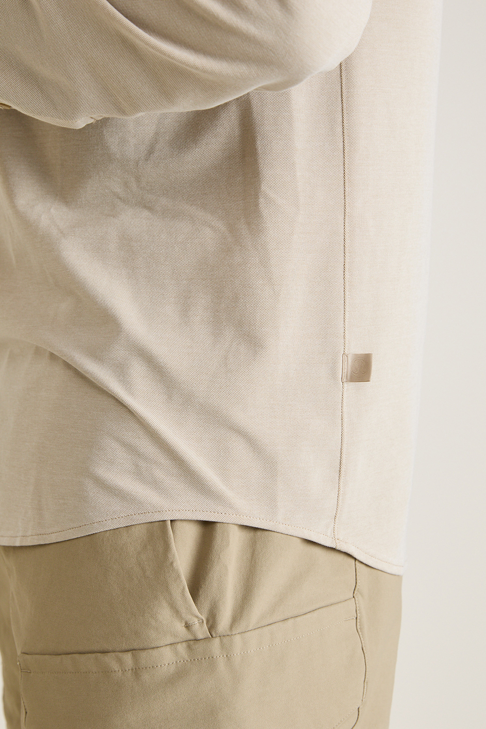 תמונת תקריב דוגמן של Commission Long-Sleeve Shirt LULULEMON