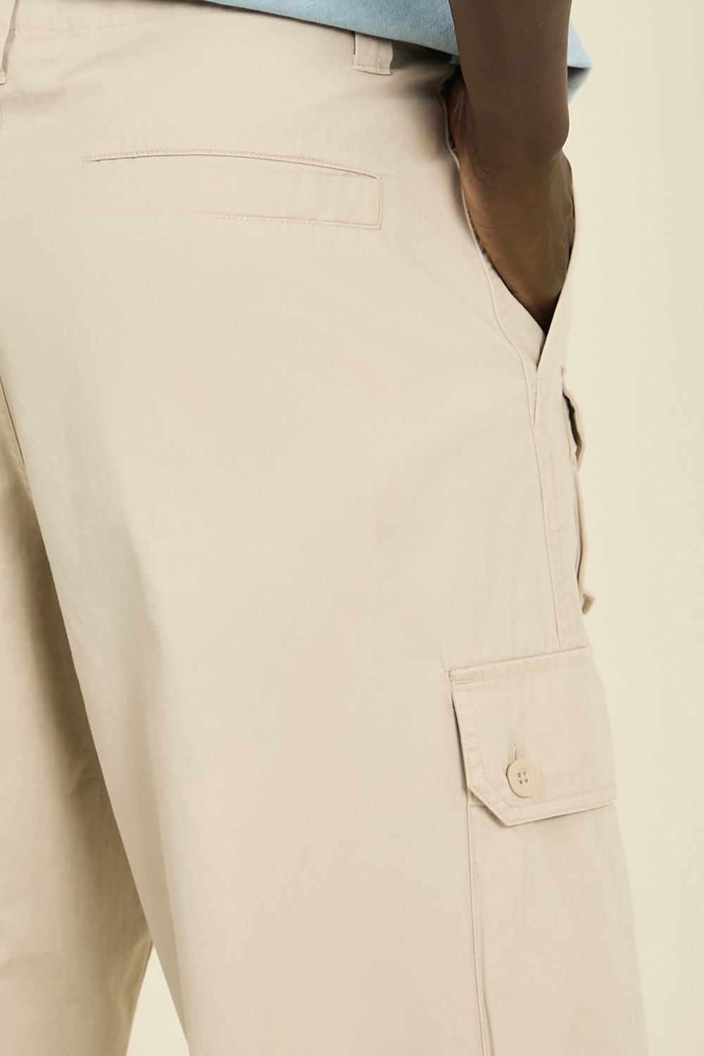 תמונת תקריב דוגמן של מכנסי קרגו CARHARTT WIP