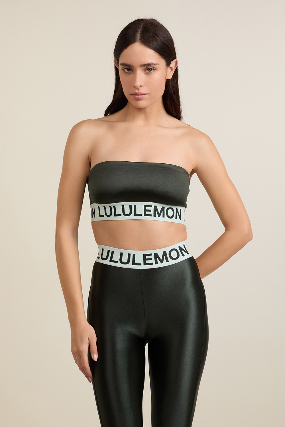 תמונת דוגמן אחורית של Satin Shine Logo Train Bra LULULEMON