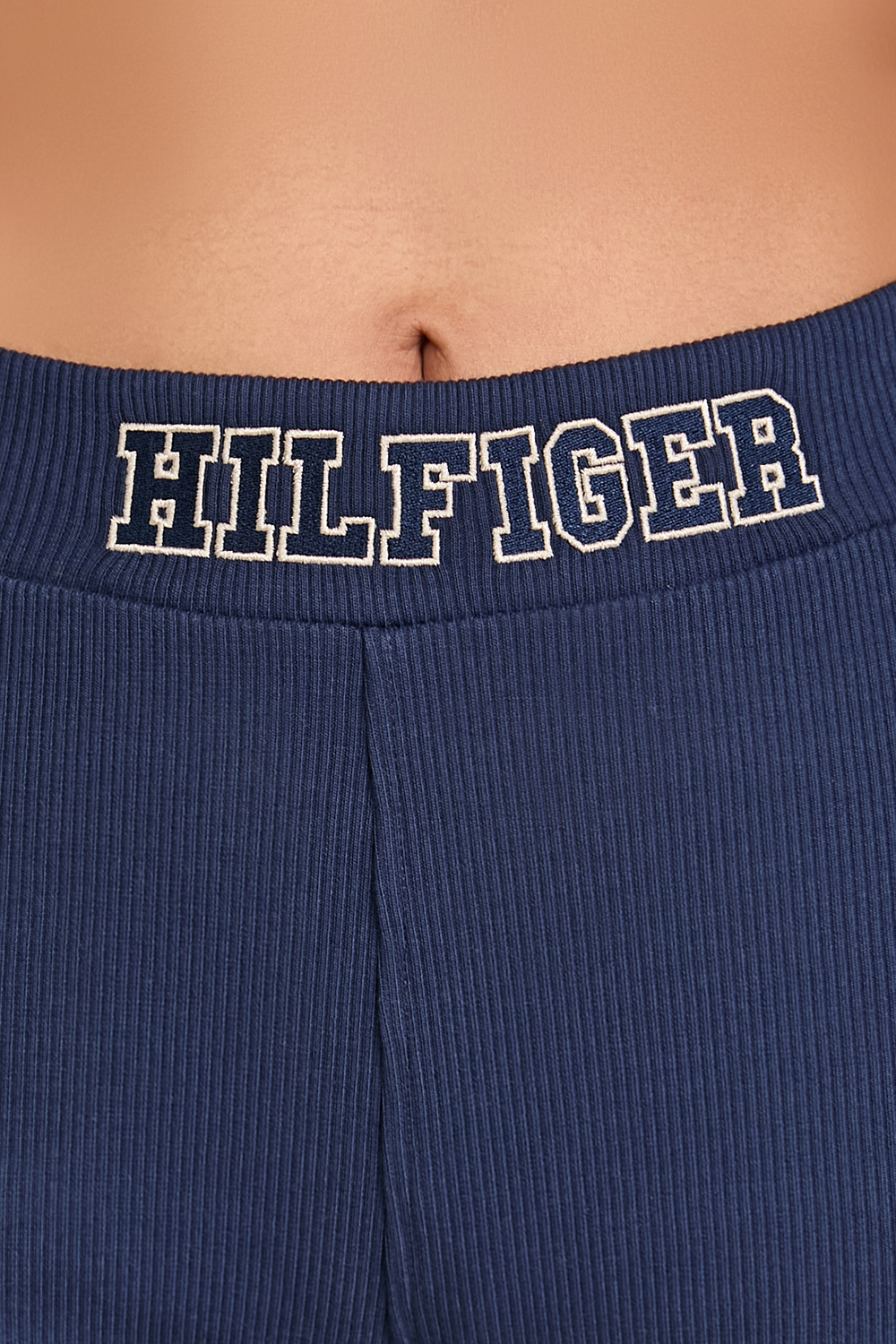 תמונת תקריב דוגמן של מכנסי טייץ בייקר ריב TOMMY HILFIGER