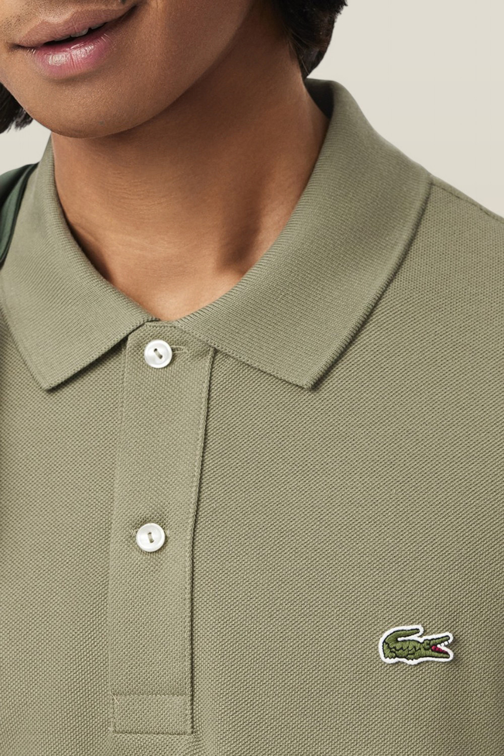 תמונת תקריב דוגמן של חולצת פולו L.12.12 סלים פיט LACOSTE