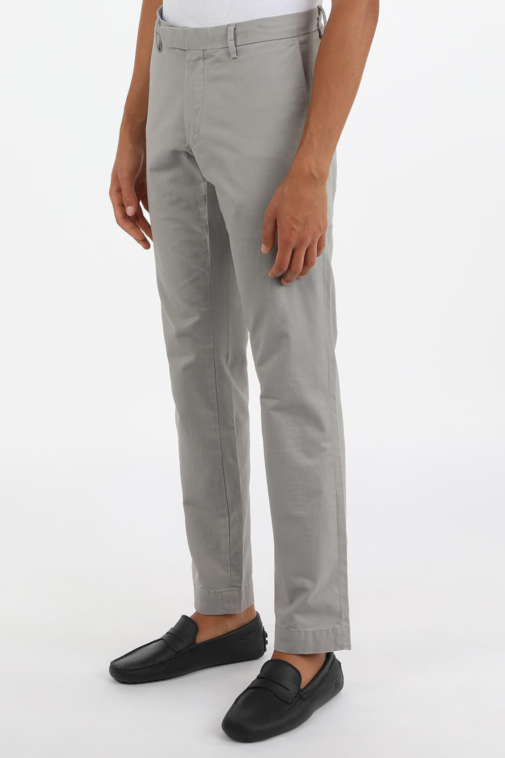 תמונת דוגמן קידמית של Classic Straight Flat Pants in Grey